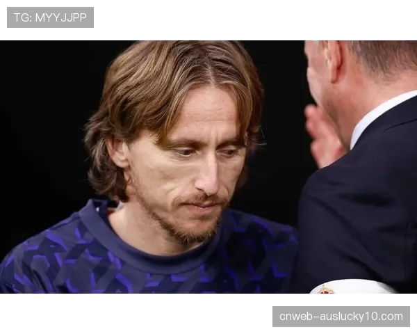 告别之战？镜头捕捉到莫德里奇在伯纳乌替补席沉思的侧影。