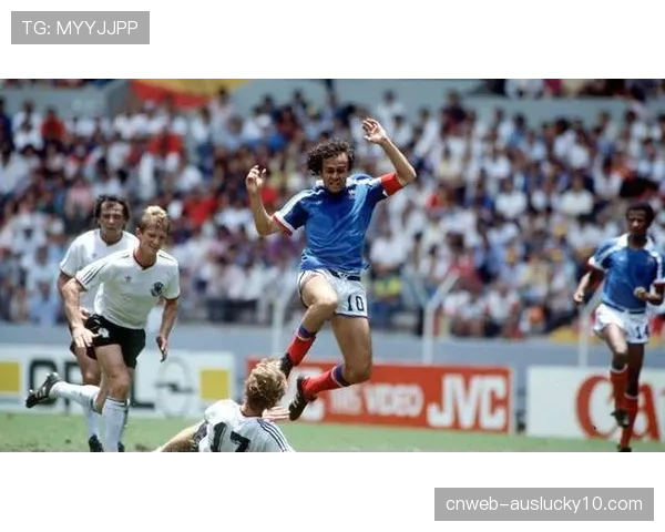 特写镜头:马赛门将扑救后快速手抛球发动反击,形成单刀 特写镜头:马赛门将扑救后快速手抛球发动反击,形成单刀