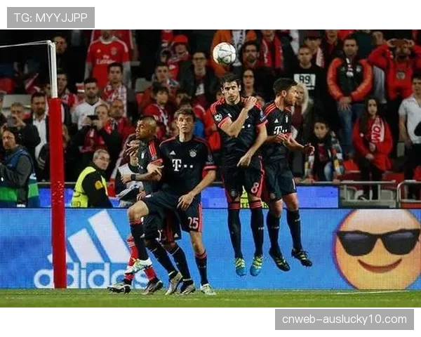 特写:裁判使用喷雾划定人墙距离时,与防守球员发生的短暂交流 特写:裁判使用喷雾划定人墙距离时,与防守球员发生的短暂交流